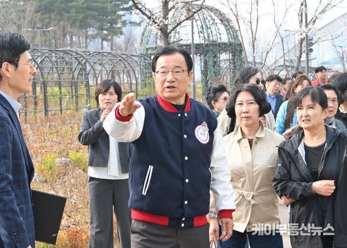 4월 1일 미사호수공원에서 이현재 시장이 망월천 인도교 설치 예정구역을 돌아보고 있다.