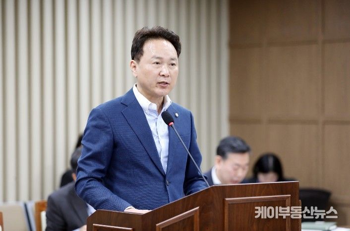 강영우 의원(더불어민주당, 영화·조원1·연무)이 제400회 임시회 도시미래위원회에서 조례안에 대해 설명하고 있다.