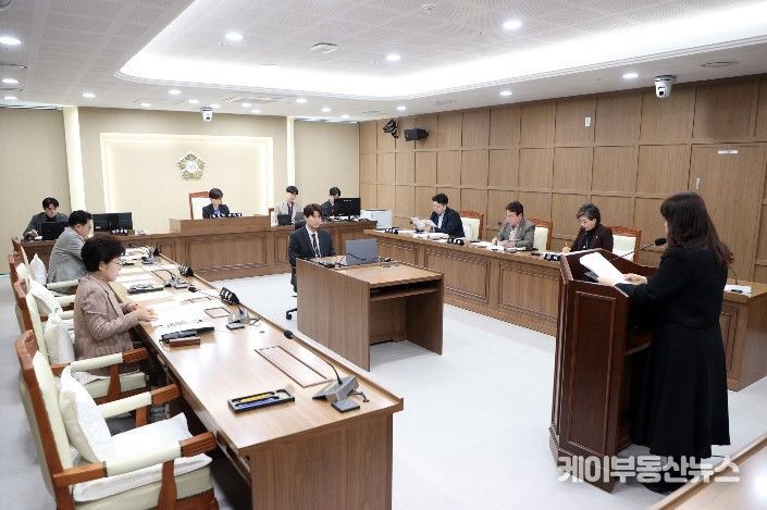 수원특례시의회 문화체육교육위원회가 제400회 임시회에서 조례안 등 주요 안건을 심사하고 있다.