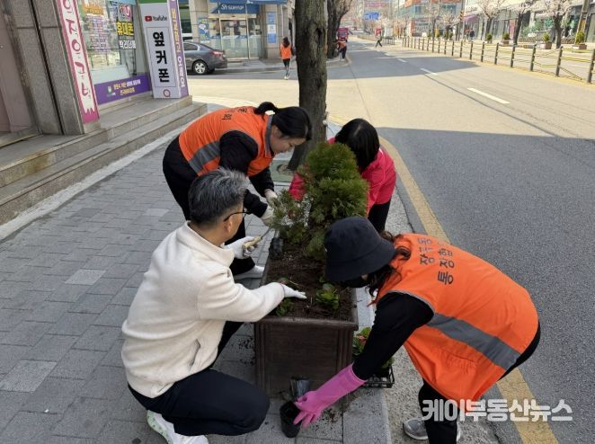 시흥시 장곡동, 주민과 함께하는 '아름다운 꽃길 가꾸기'로 봄마중