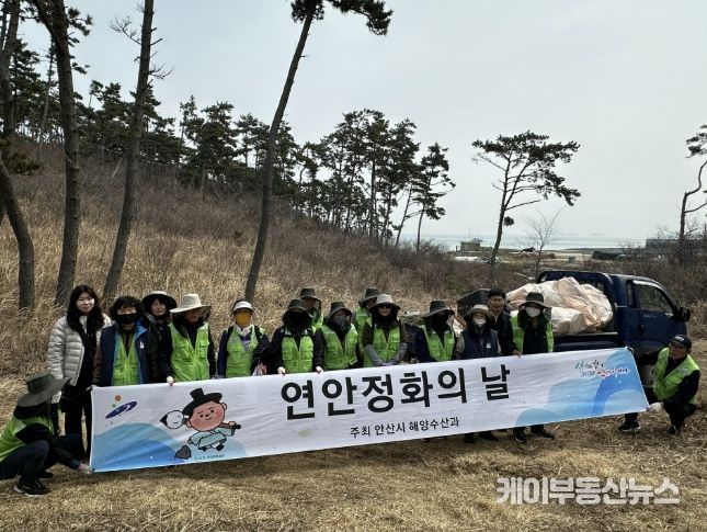 1일 육도 해변 일대에서 '깨끗하고 아름다운 해변 만들기' 정화활동을 진행하고 있다.