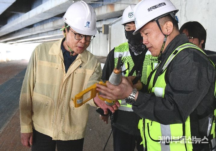장수석 수원 영통구청장, 노후 교량 원천1교 정밀안전진단 추진...“보이지 않는 균열까지 살핀다”… 원천1교 안전 점검 현장 확인