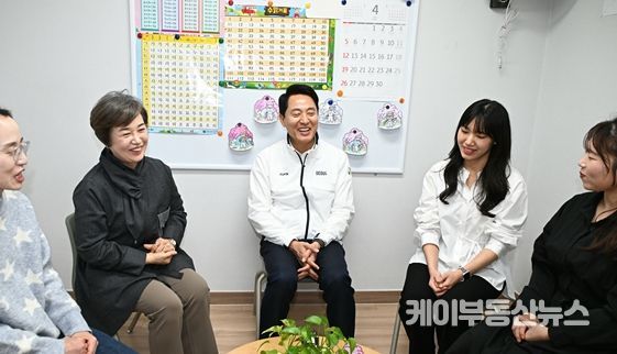 오세훈 서울시장이 4일(토) 구립석관동 꿈나무키우미돌봄센터를 찾아 종사자들과 대화하고 있다.