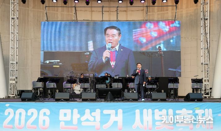 이재식 수원특례시의회 의장이 4일 만석공원에서 열린 ‘2026 만석거 새빛축제’ 개막식에 참석해 인사말을 하고 있다.