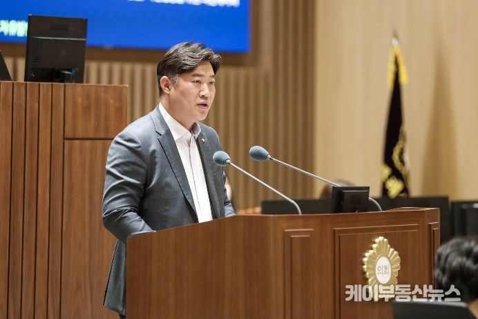 김동은 수원특례시의회 의원이 제400회 임시회 제2차 본회의에서 5분 자유발언을 하고 있다.