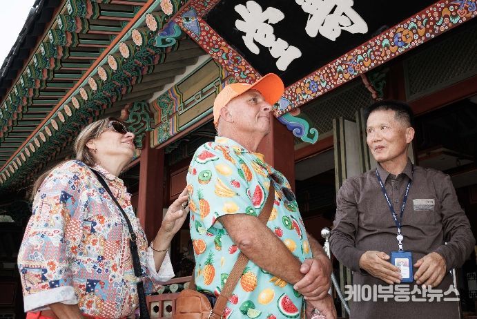 스티브 프라이스씨가 화성행궁을 둘러보고 있다.