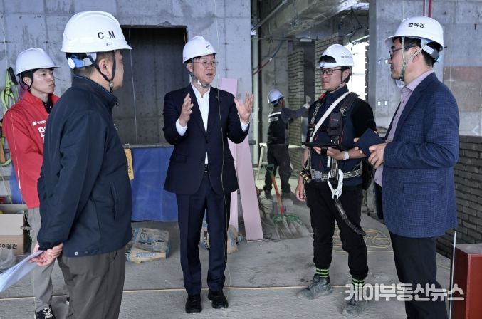 이민근 안산시장(사진 가운데) 13일 '공공 복합커뮤니티센터 건립공사' 현장을 방문해 사업진행 상황과 안전관리 실태를 점검하고 있다.